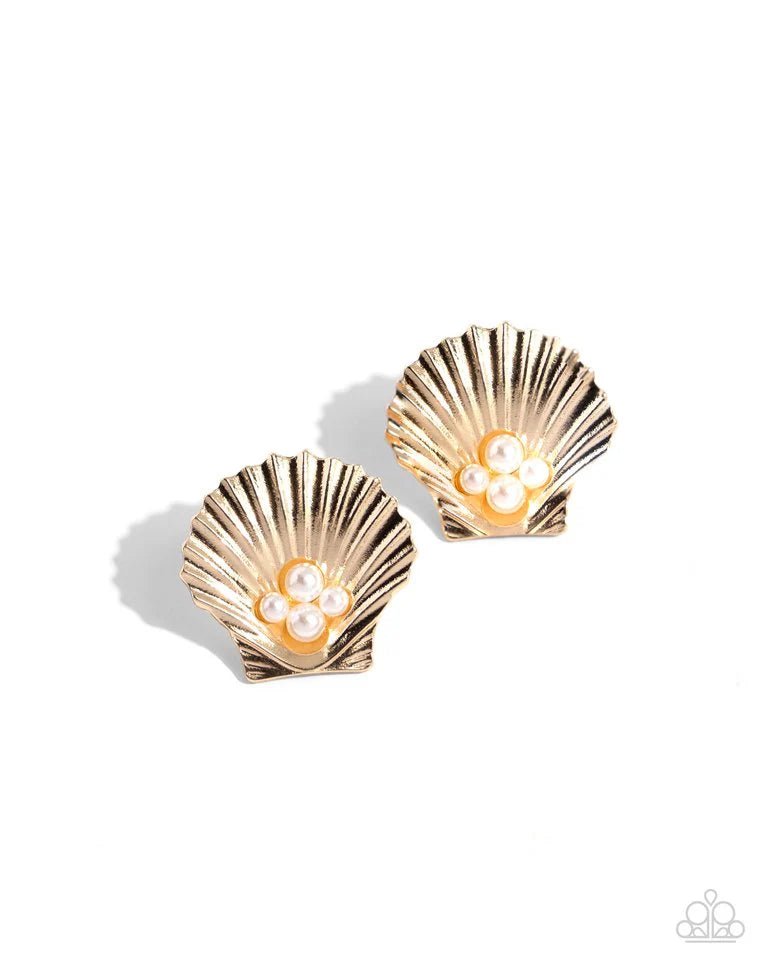 Paparazzi Oyster Opulence - Gold Earring