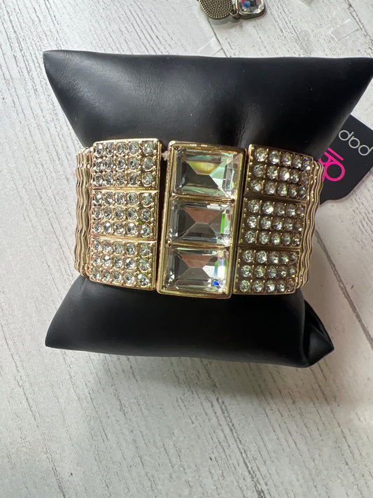 Paparazzi Dramatic Diva-Gold Bracelet