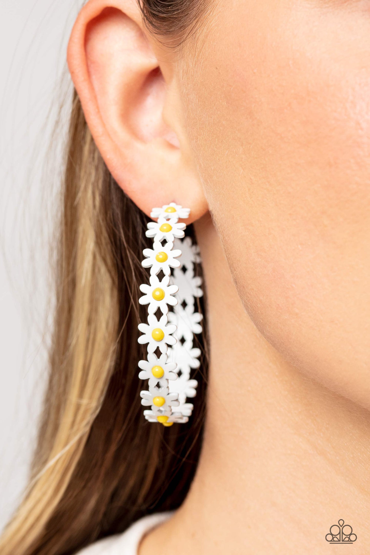 Paparazzi Daisy Disposition - White  Earring P5HO-WTXX-142XX